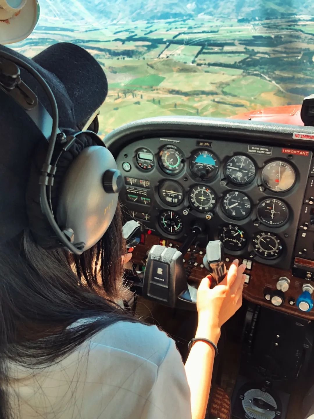 安澜在新西兰南岛上空体验开直升飞机。（受访者供图）