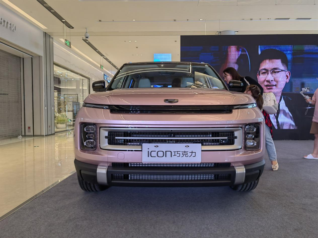 实拍吉利ICON巧克力,10.99万起,外观新颖,科技感满满_凤凰网汽车_凤凰网