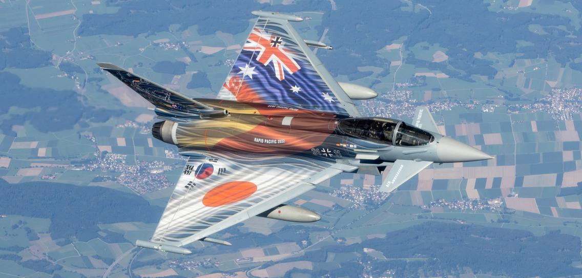 德军一架更换了特殊涂装的“台风”战斗机，上面有德国、澳大利亚、新加坡、日本和韩国的国旗图案。图自《图片报》