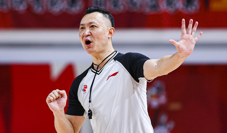 闫军获赞最后08秒吹易建联三分犯规名记现役裁判天花板