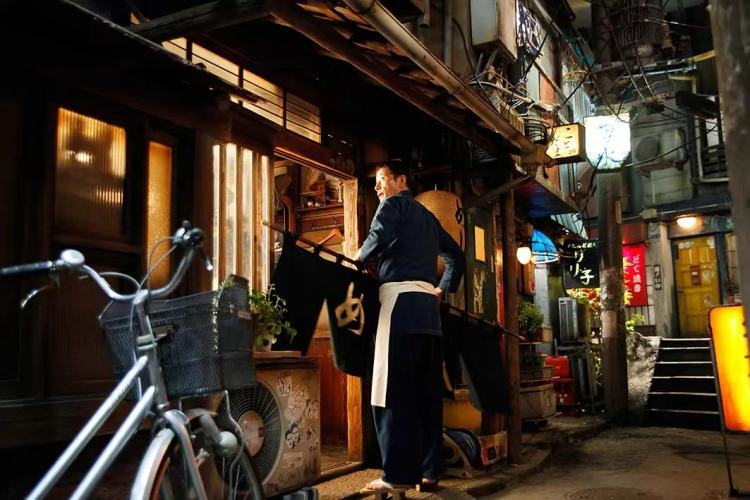 大排长龙的网红社区店,背地里亏了多少? 第2张-心情说说 《深夜食堂》,我对“社区感”想象的元场域。/电影截图