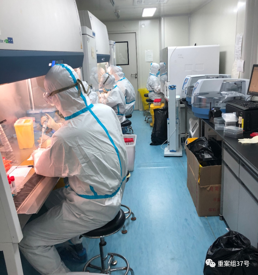 检验科的医护人员在方舱实验室中做核酸提取工作。受访者供图