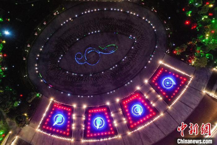 5月12日,航拍贵州正安吉他广场夜景。 瞿宏伦 摄 正安吉他广场位于“中国吉他之都”贵州省遵义市正安县尹珍北路,占地面积约2000平方米。整个广场根据吉他外形建造,分为吉他琴箱部、吉他琴颈部、吉他琴头部,中心还矗立着一把约10米高的吉他雕塑。