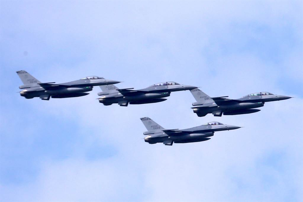 现有的F-16再加上购买的全新F-16V，不再发生坠毁的情况下，台军将在2026年左右拥有206架F-16，F-16V规模世界第一。