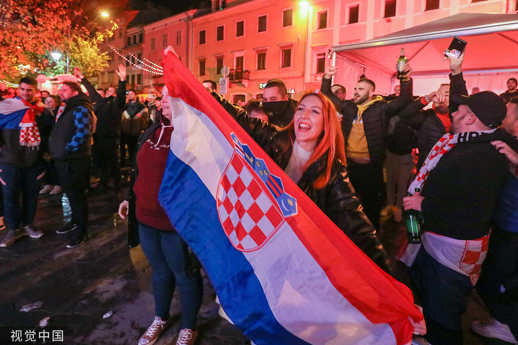 狂欢庆祝的克罗地亚球迷。