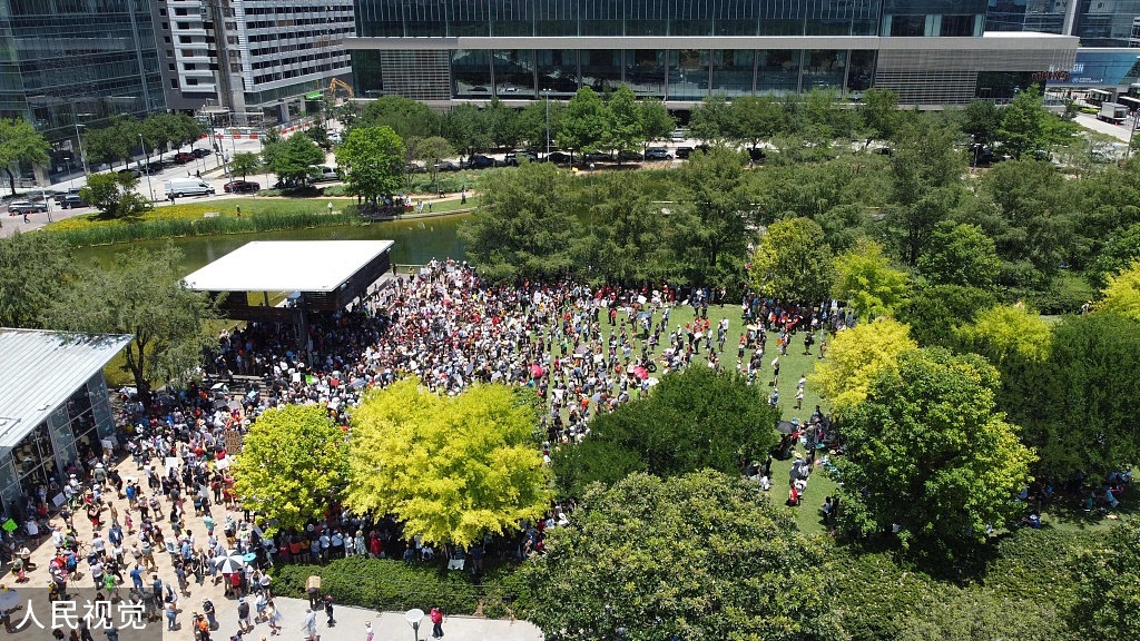 当地时间2022年5月27日，美国步枪协会在得州休斯敦市举行年会及展览，会场外聚集了大量抗议者 图源：视觉中国