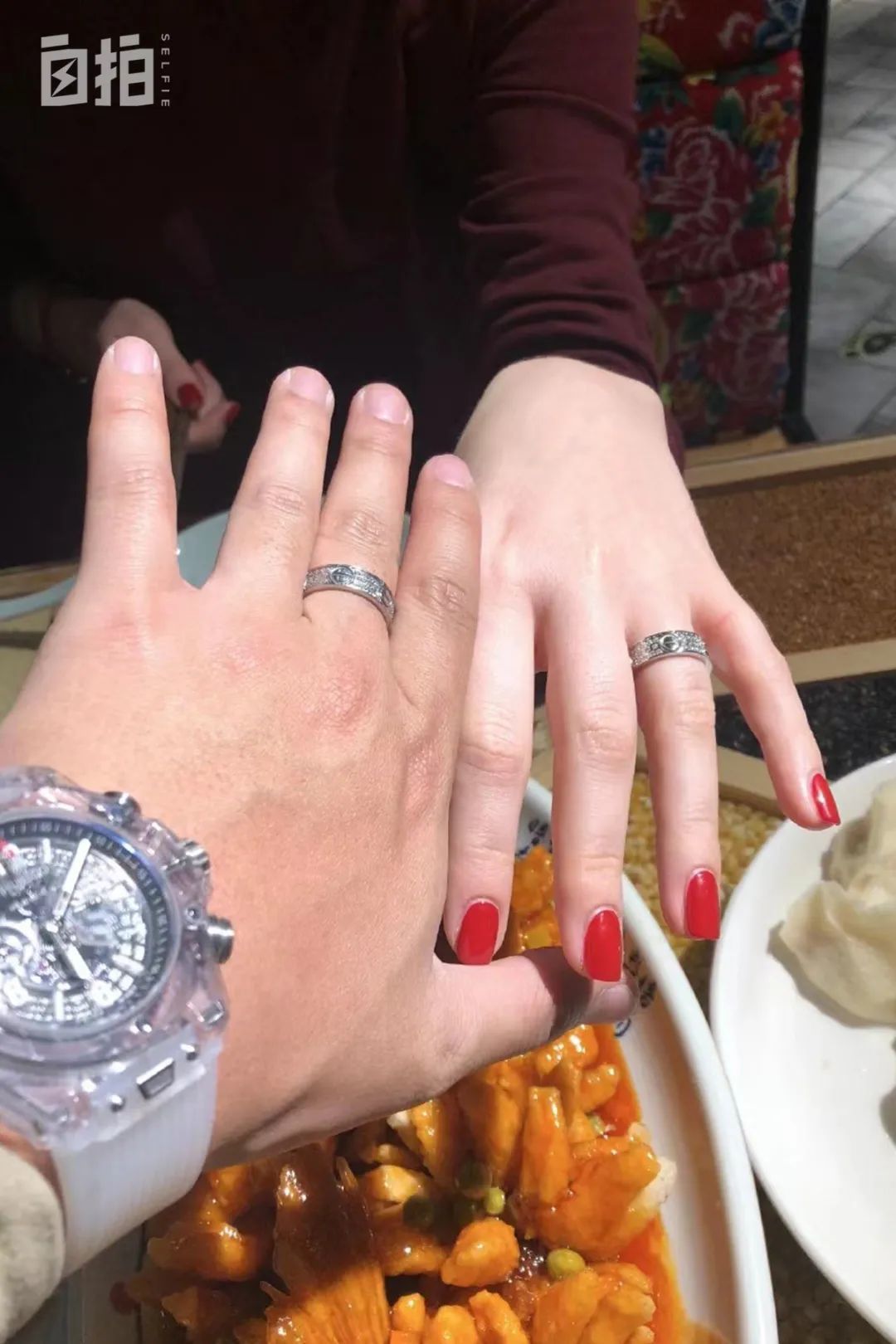 这是我和伊莲娜的订婚戒指。