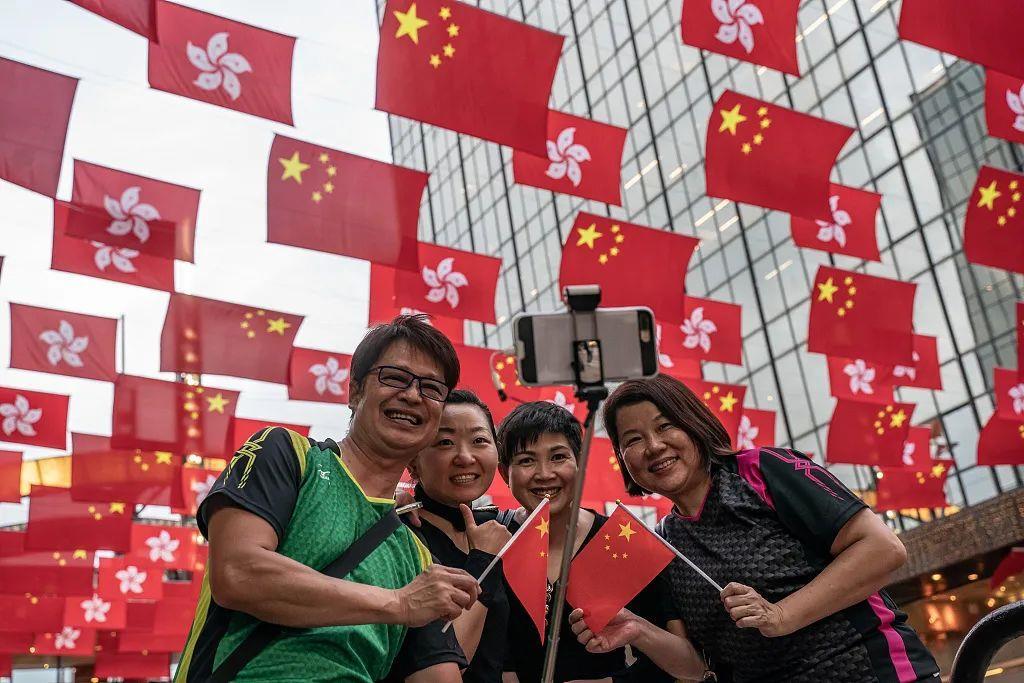 △2021年7月1日，香港市民在街头挥舞五星红旗，庆祝中国共产党成立100周年及香港回归祖国24周年。