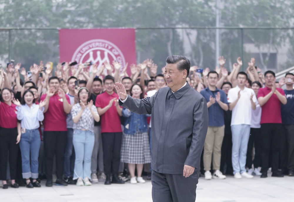 2022年4月25日上午，习近平总书记来到中国人民大学考察调研。新华社记者 谢环驰 摄