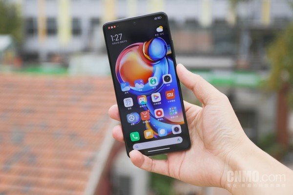 Redmi Note 12 探索版采用了一块6.67英寸的柔性直屏