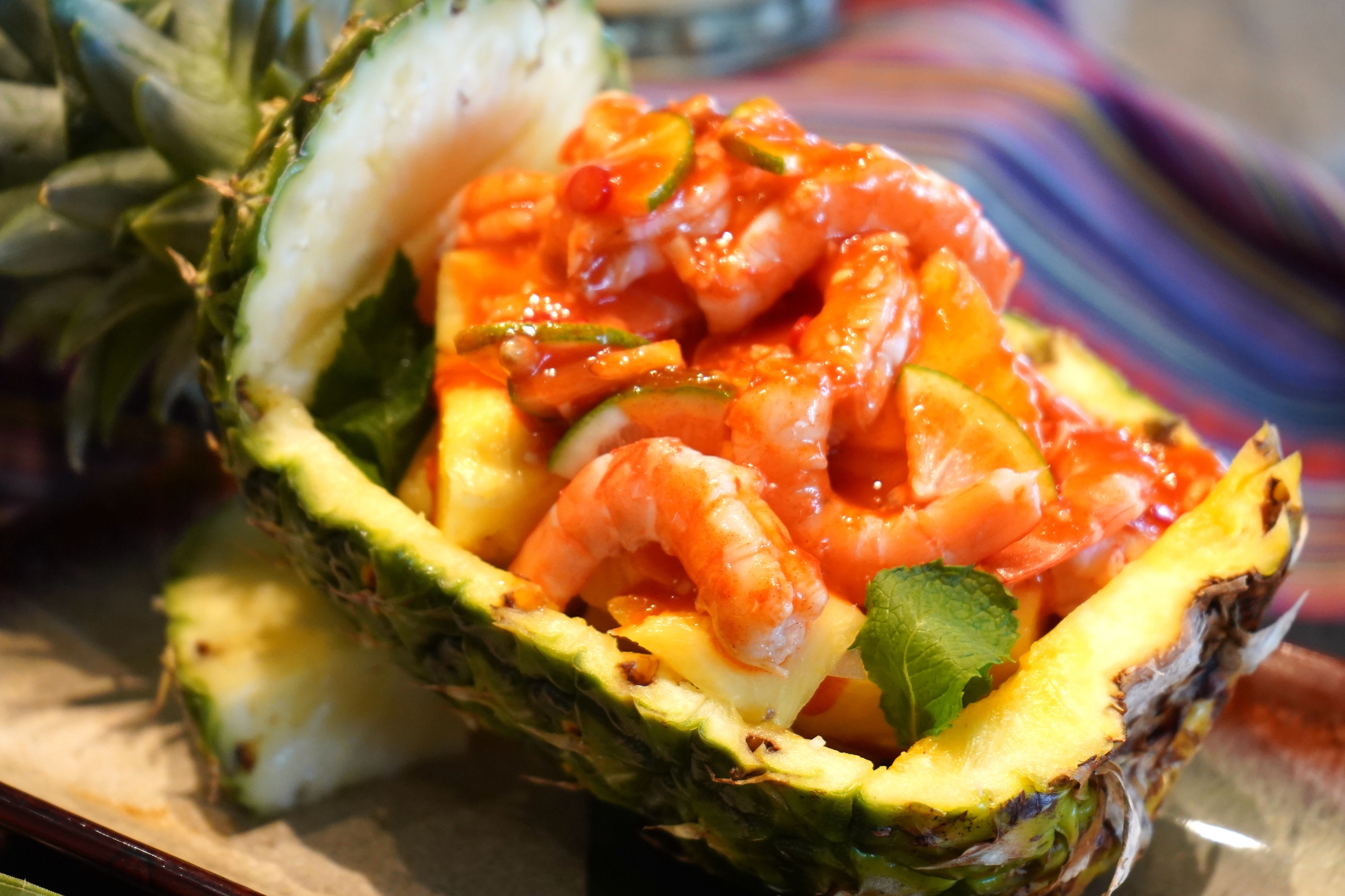 泰式菠萝虾沙拉浓香辛辣的泰国菜,酸辣浓重的马来菜,丰富多彩的新加坡