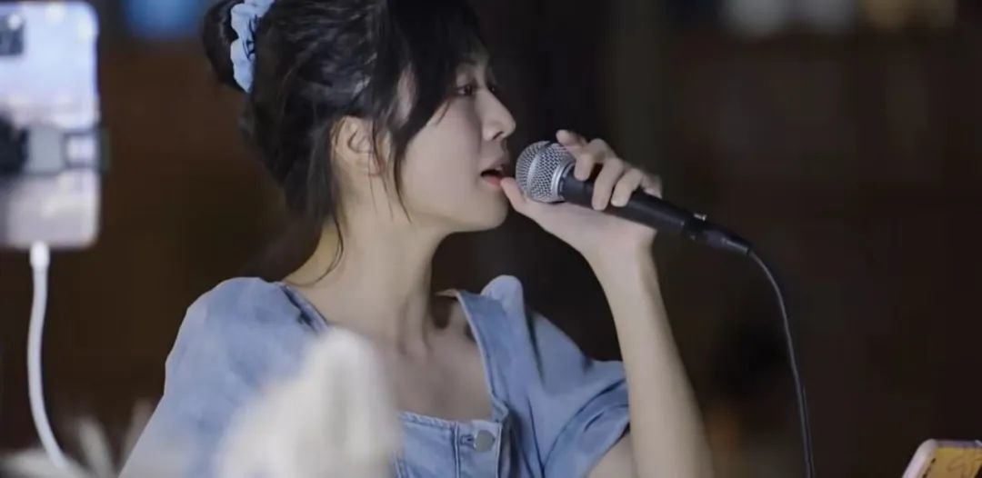 陈淑琳在唱歌
