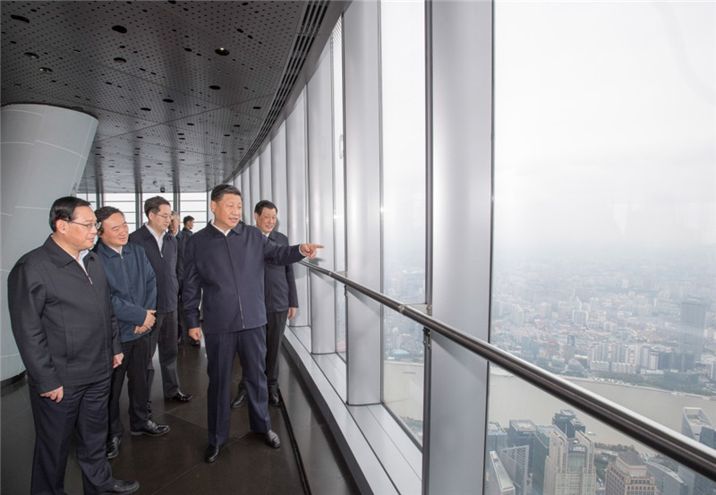 2018年11月6日至7日，习近平在上海考察。这是6日上午，习近平在上海中心大厦119层观光厅俯瞰上海城市风貌。新华社记者 李学仁 摄