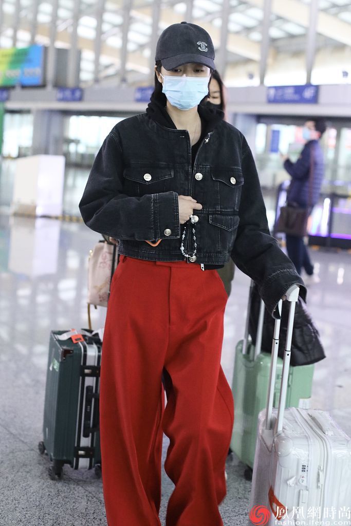 周雨彤穿黑色牛仔短夹克红色阔腿裤戴chanel棒球帽