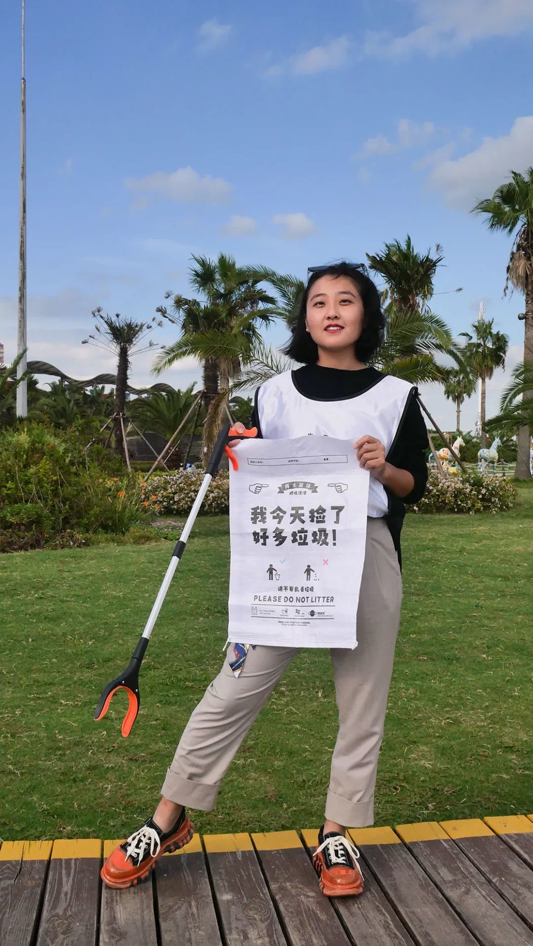 ▲参加海滩捡垃圾公益活动的观观