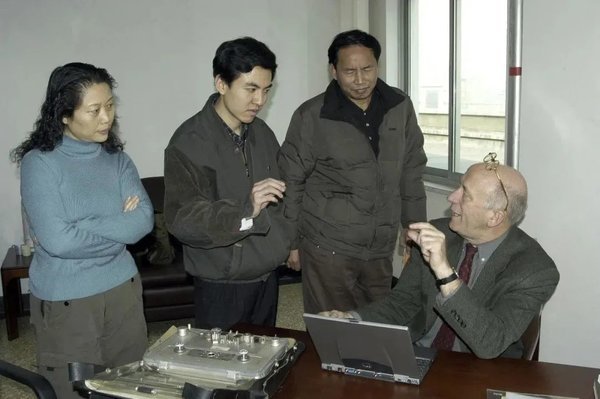 2003年12月5日，时任奥地利国家科学院音响档案馆馆长迪特里希·舒勒（右一）到中国艺术研究院图书馆（现艺术与文献馆）指导音响资料管理工作。