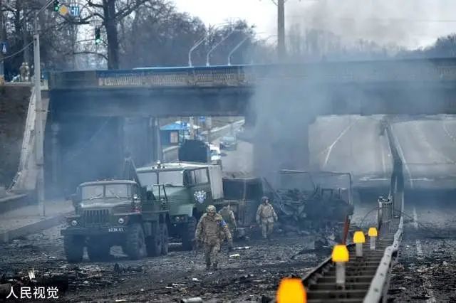 当地时间2022年2月26日，乌克兰首都基辅，乌克兰军人在交火后收集未爆炸的炮弹
