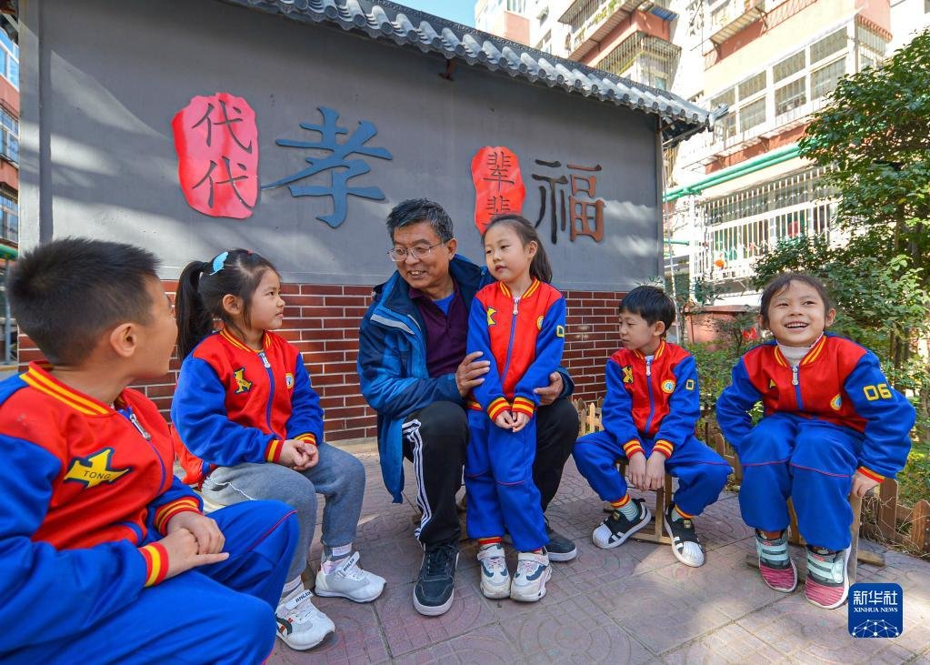 在河北省邯郸市邯山区开展的“听爷爷奶奶讲家风”主题活动中，宣讲员向孩子们讲家风家训故事（2020年11月2日摄）。新华社记者 王晓 摄
