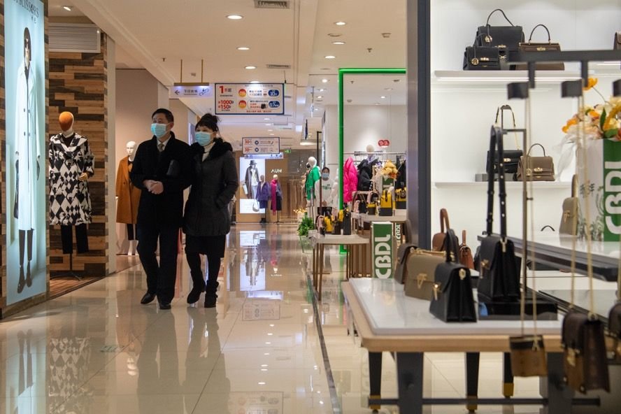 重庆解放碑商圈重百大楼内的景象。新华社记者唐奕 摄