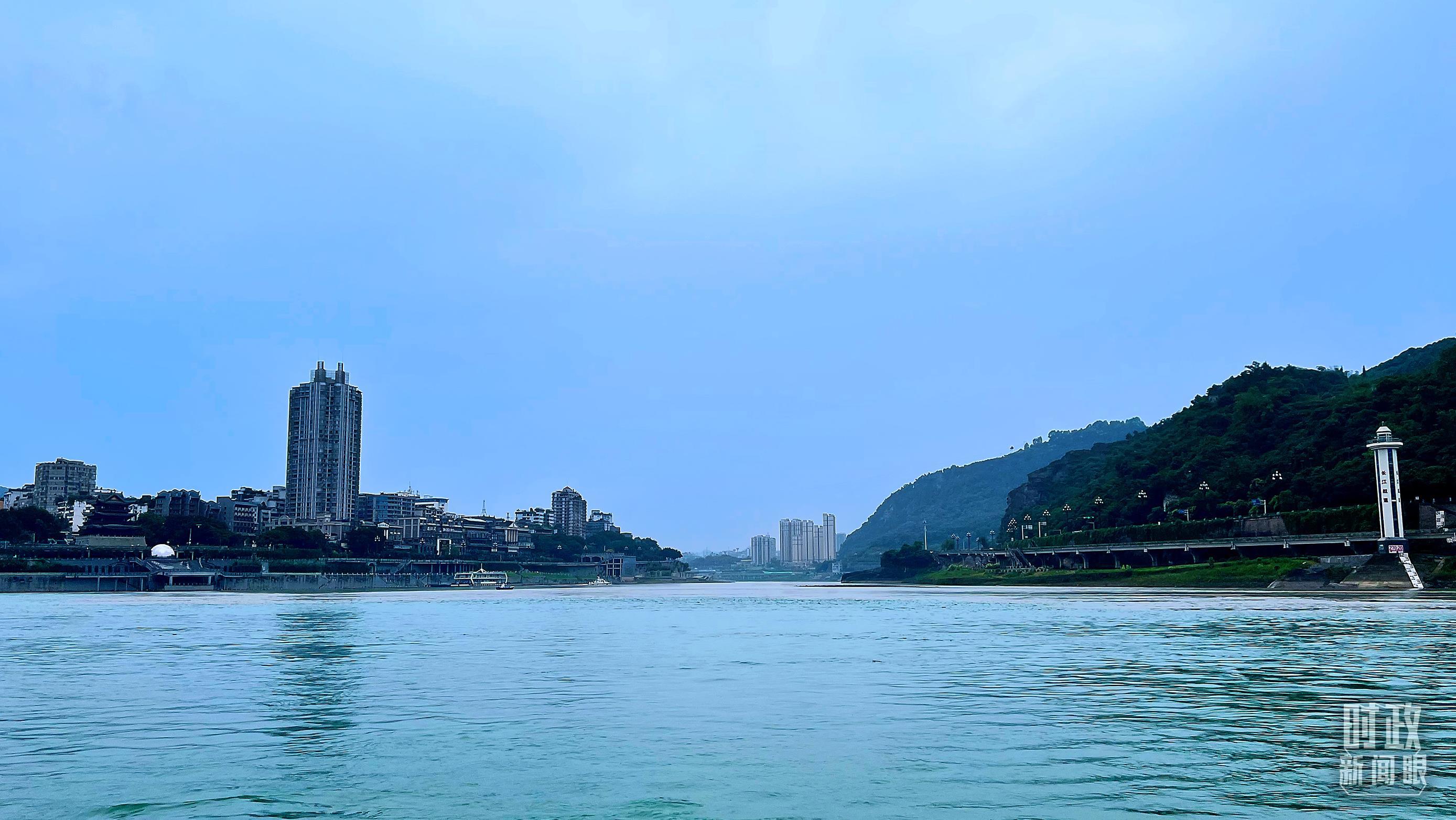 △长江干流宜宾段，流域面积达到10472平方公里。（总台央视记者张宇拍摄）