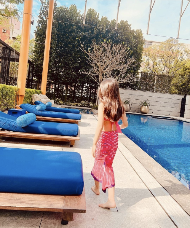 周杰伦晒女儿近照6岁小周周长高不少扎丸子头卖萌可爱十足