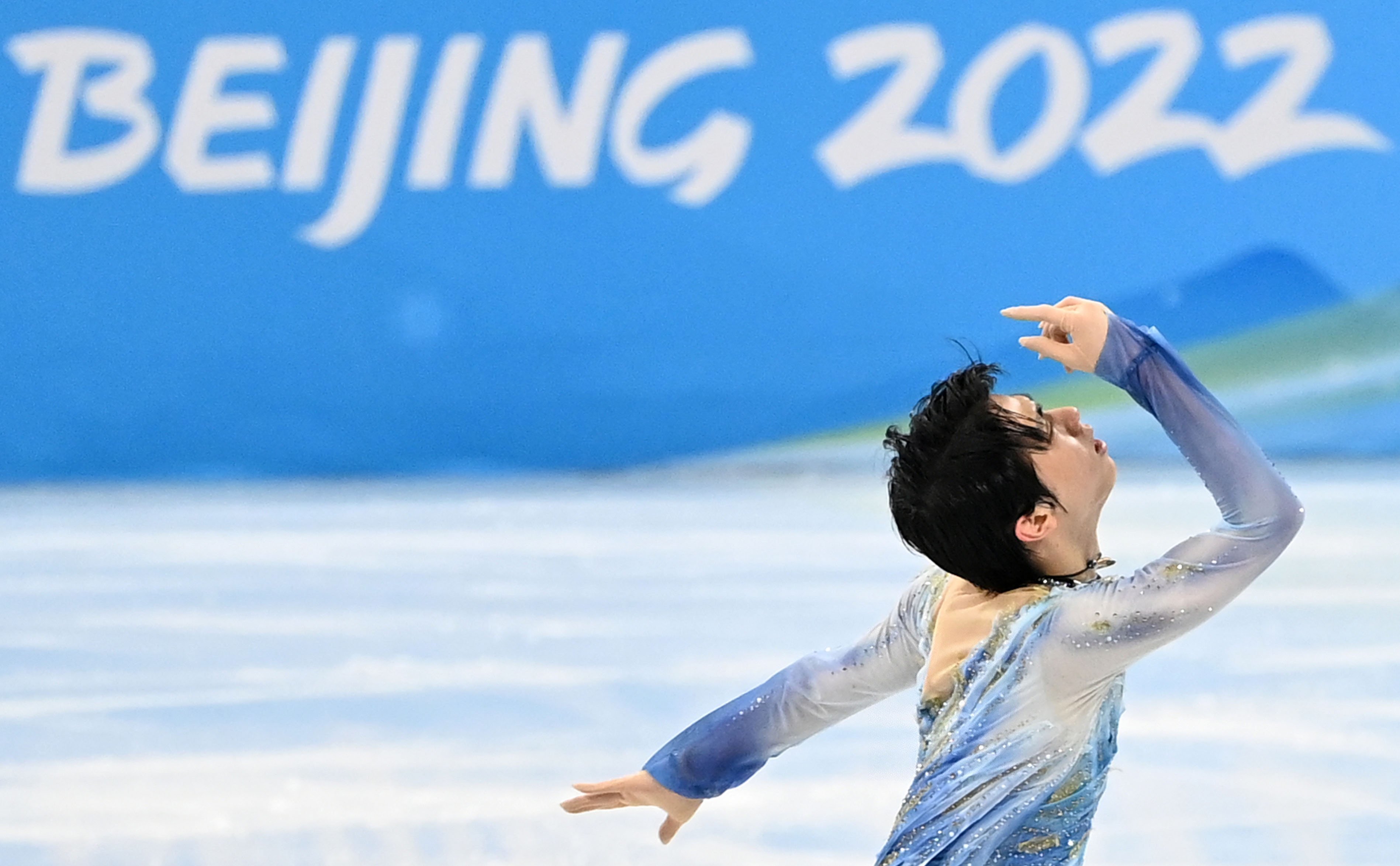 2月8日，羽生结弦在北京2022年冬奥会花样滑冰男子单人滑短节目比赛中。新华社记者马宁摄