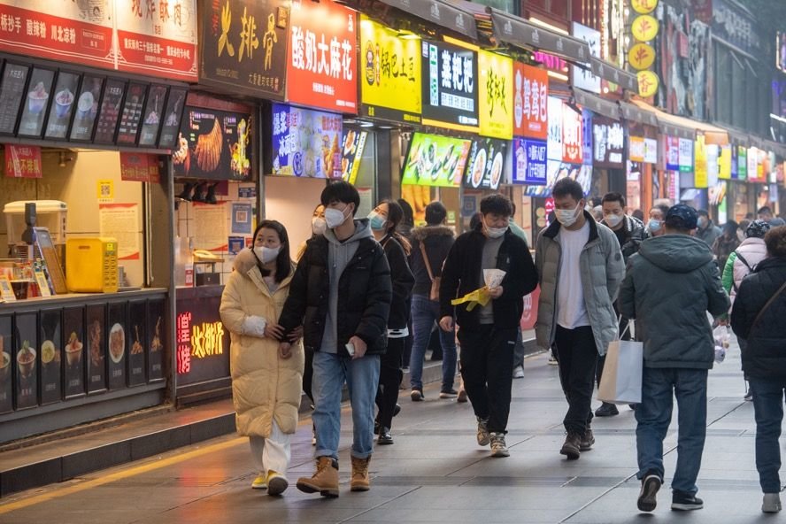 解放碑八一路好吃街正恢复往日活力。新华社记者唐奕 摄