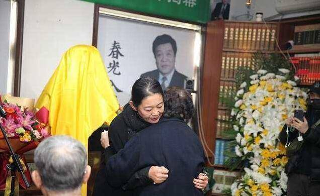 赵忠祥80岁冥寿杨澜含泪主持怀念遗孀和倪萍为塑像揭幕