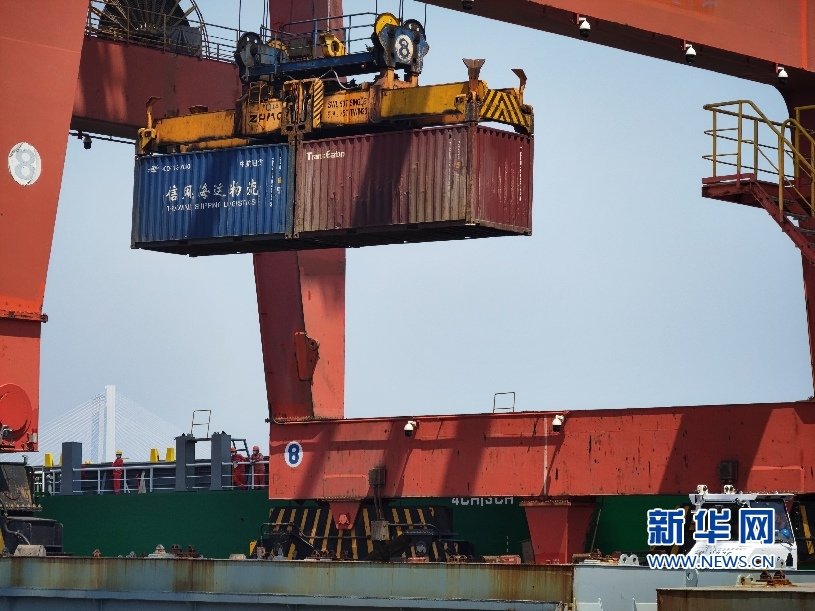 石湖港集装箱作业现场。新华网 刘默涵 摄