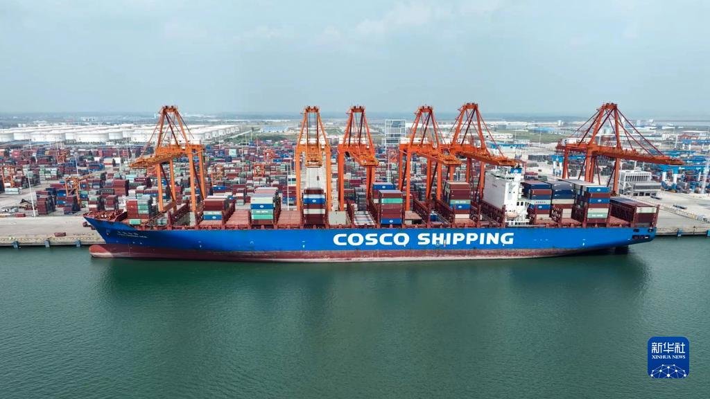 9月13日,一艘海轮停靠在钦州港码头装卸货物。新华社记者 张爱林 摄