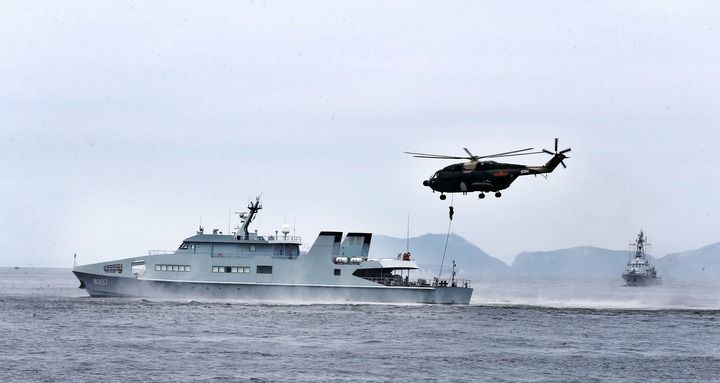 ↑驻香港部队组织海空联合巡逻任务，特战队员进行索降（2019年6月26日摄）。新华社发（陈杰 摄）
