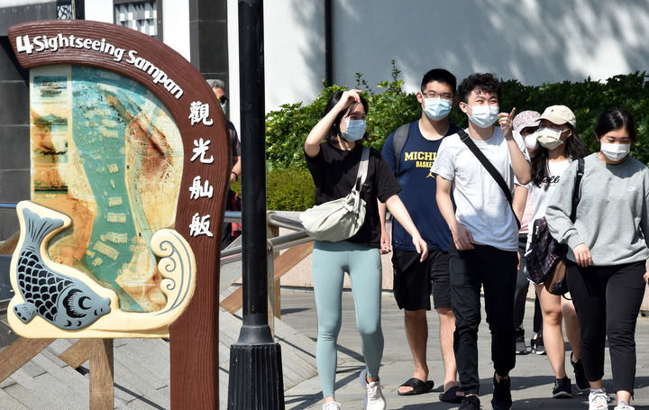 3月13日，在香港香港仔海滨长廊，市民佩戴口罩出行。新华社记者卢炳辉 摄