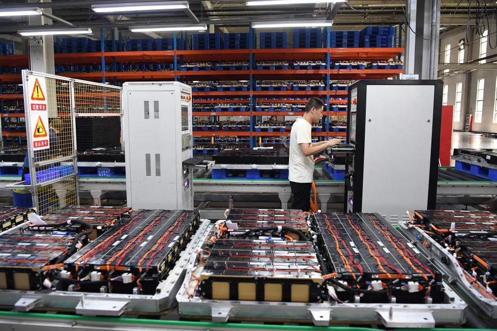 工作人员在位于庐江高新区的国轩新能源(庐江)有限公司电池车间内忙碌