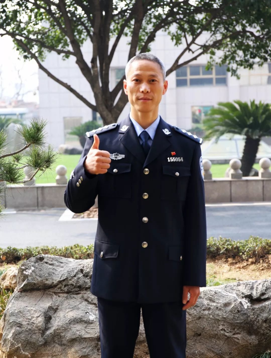 救人×12,这个民警太牛了