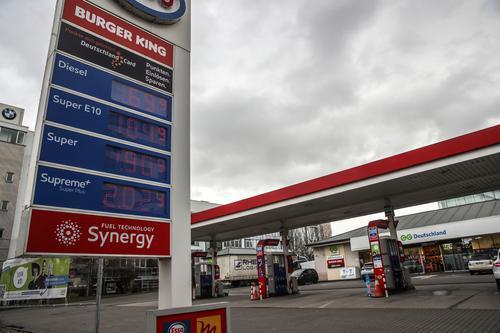 ▲乌克兰危机升级加剧欧洲油气市场波动，这是2月25日在德国法兰克福拍摄的一家加油站屏幕上显示的油品价格。图/新华社