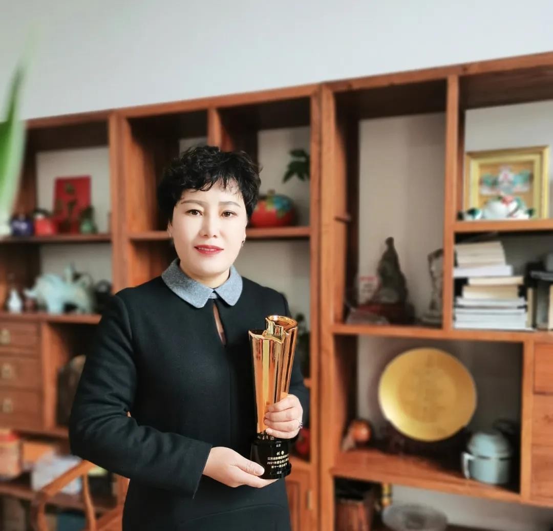 金彭集团副总裁刘静女士荣膺第十一届公益节“2021年度公益人物”