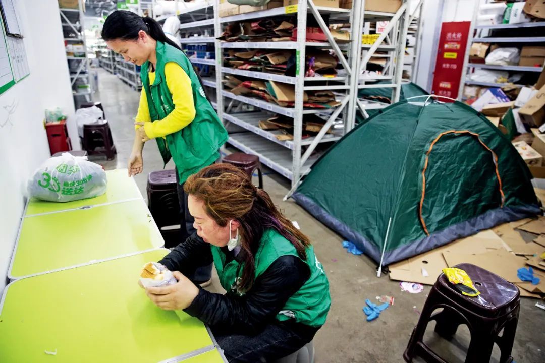 4月12日,美团买菜上海逸仙路站30余名分拣员吃住在站里,根据客户订单