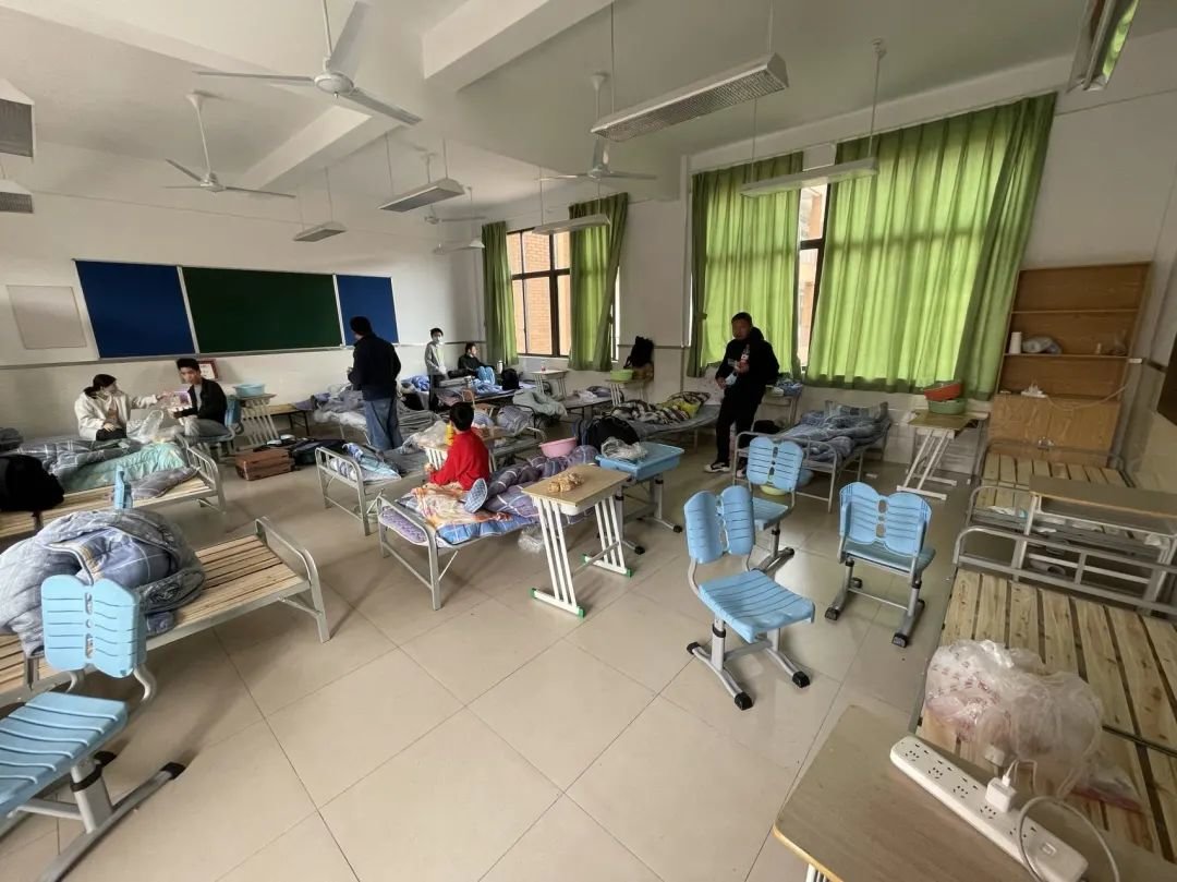 ▲从家到方舱中途的隔离点,在这里等待进一步转运(受访者供图)