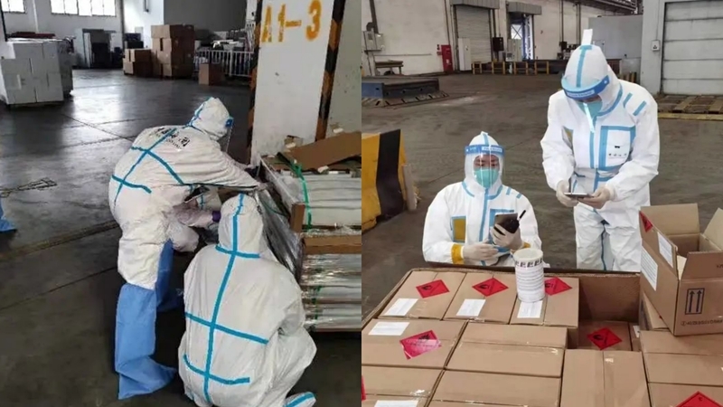 浦东机场海关关员在查验。（供图）