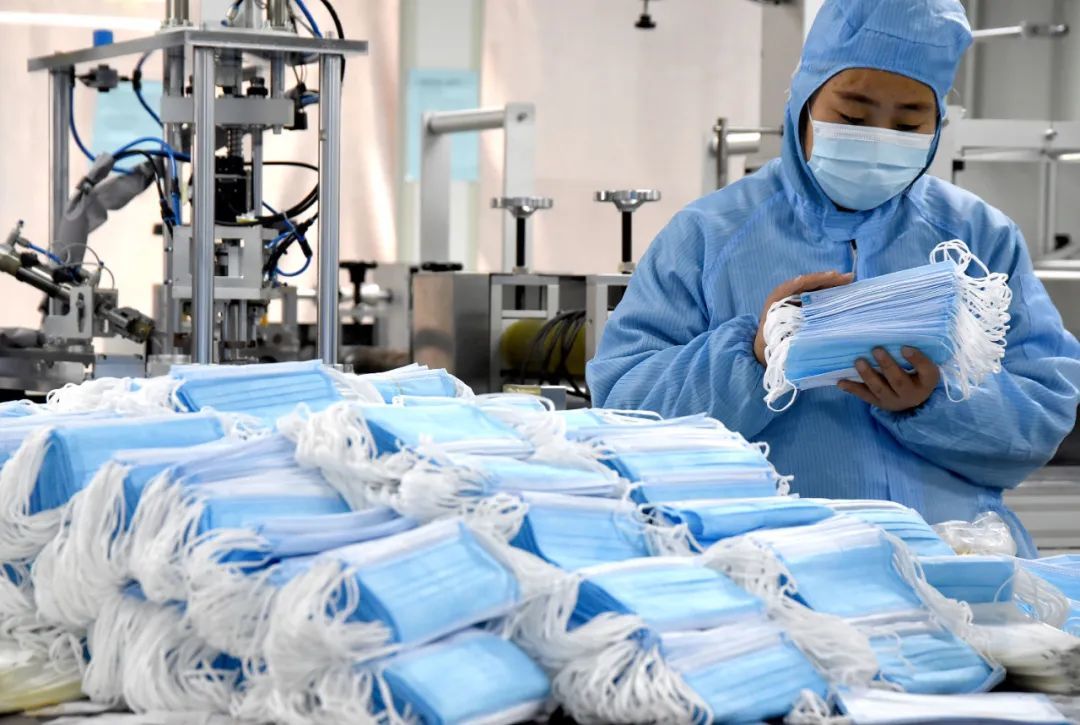 2021年1月，河北省邯郸市肥乡区，工人正在口罩生产车间工作。
