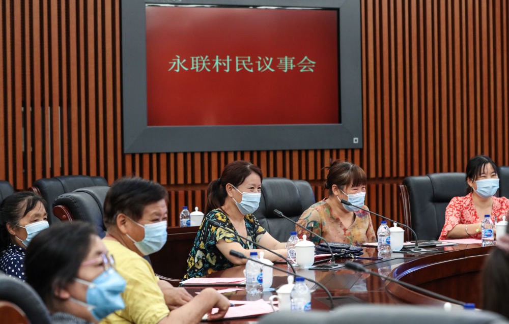 江苏省张家港市永联村永全社区的居民代表在村议事厅民主协议社区环境整治问题(2020年6月19日摄)。新华社记者 杨磊 摄