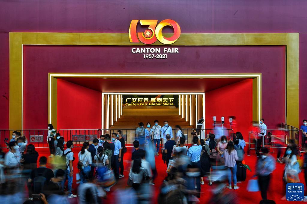 参展人员在第130届广交会现场（2021年10月15日摄）。新华社记者 刘大伟 摄