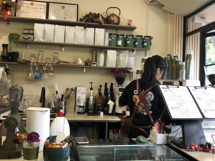 大排长龙的网红社区店,背地里亏了多少? 第6张-心情说说 每天上午,阿朱都忙着给外卖订单出餐。/碗几摄