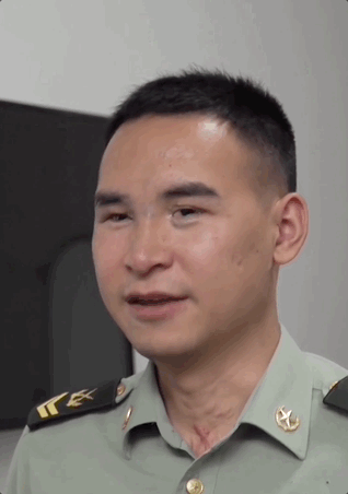 当杜富国摘下墨镜,露出笑容……“被他的微笑治愈了!”_凤凰网