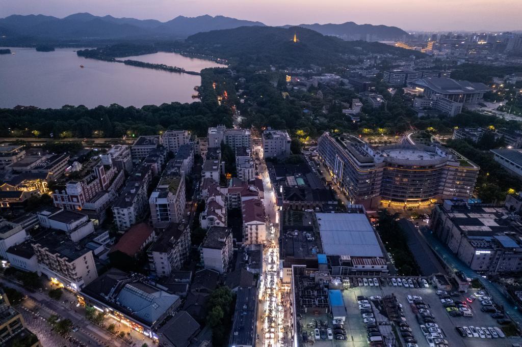 夜幕下的武林夜市与杭州西湖.(采访对象供图)