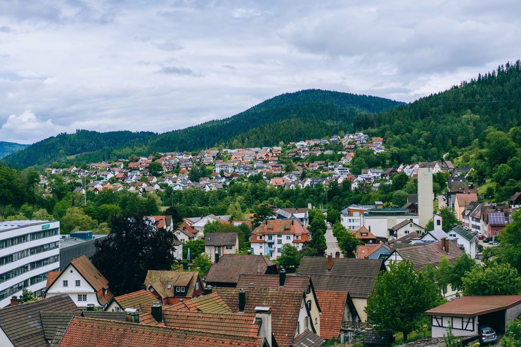 德国黑森林小镇希尔塔赫(Schiltach)依山傍水,清新幽静,是人们喜爱的森林空气疗养地之一。其实,希尔塔赫最有名气的是保存完好的桁架结构建筑,被人们誉为桁架建筑艺术博物馆。希尔塔赫的名气主要来自于整个小镇几百年传承下来的木桁架结构建筑。因小镇处于黑森林地区腹地,森林资源丰富,桁架结构的木屋便是当地人居住的首选。这种木屋就地取材,冬暖夏凉,易于施工,适合这里气候和经济条件。这种房屋外观被漆成五颜六色更显得格外抢眼,如此美观漂亮的小镇让人疑为置身于童话世界。
