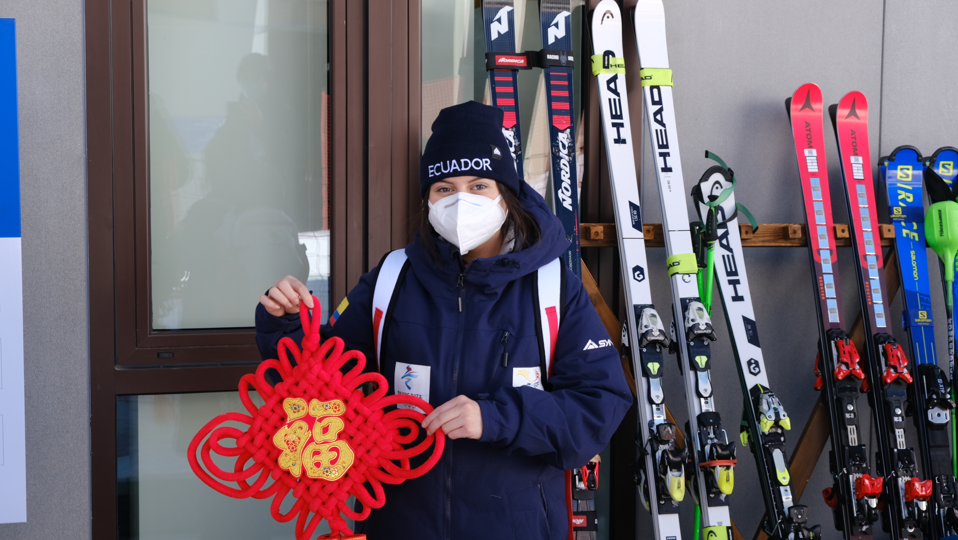 厄瓜多尔高山滑雪运动员莎拉·埃斯科巴尔举着贴着“福”字的中国结。新华社记者夏子麟摄