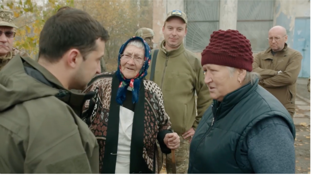 泽连斯基与两位乌克兰老人交谈视频截图。