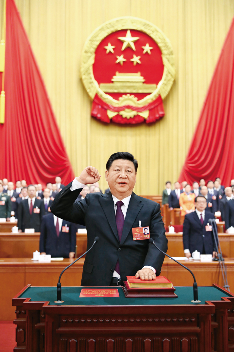 2018年3月17日，十三届全国人大一次会议在北京人民大会堂举行第五次全体会议。习近平当选中华人民共和国主席、中华人民共和国中央军事委员会主席。这是习近平进行宪法宣誓。新华社记者 鞠鹏 摄