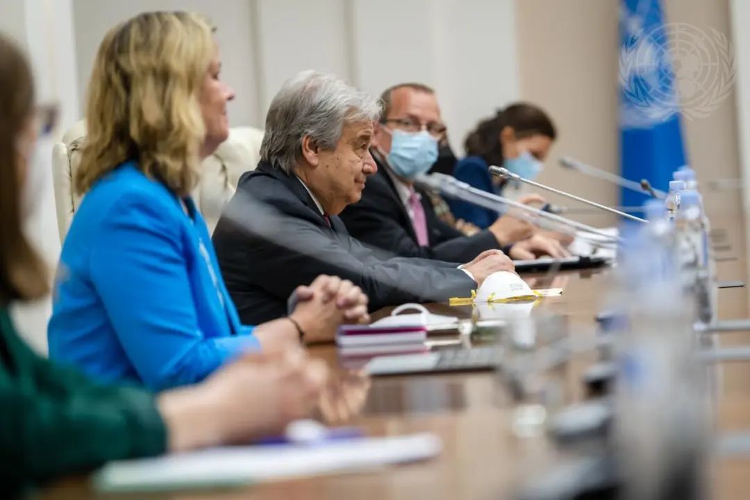 © 联合国图片 | 秘书长古特雷斯在摩尔多瓦总理的主持下会见官方代表团。